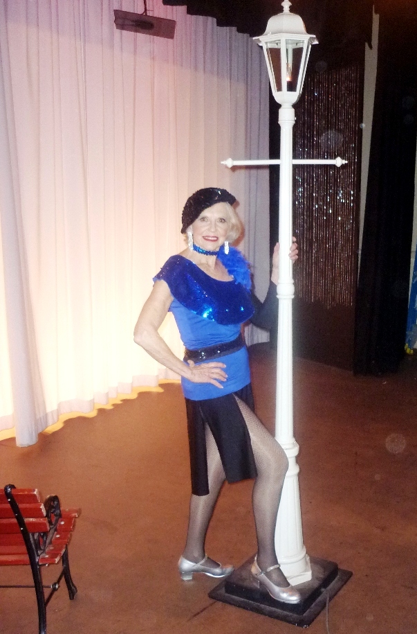 gallery/gal/Silver_Taps_in_Top_of_the_Town_Tivoli_Show/carole_lampost.jpg
